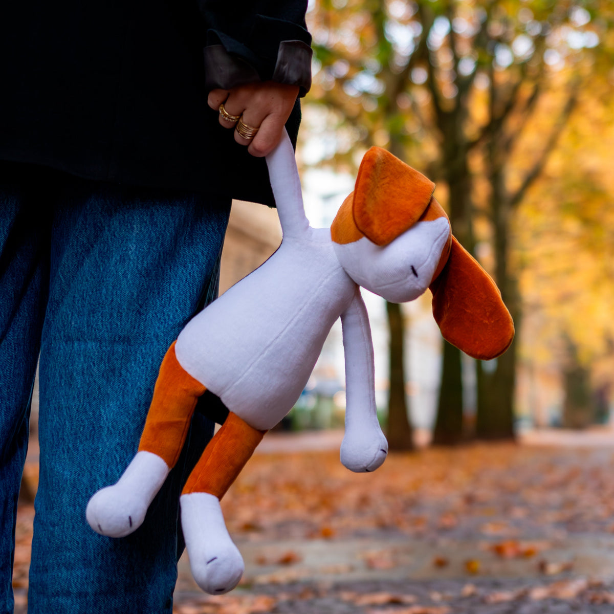 Stuffed beagle plush Barry, front portrait