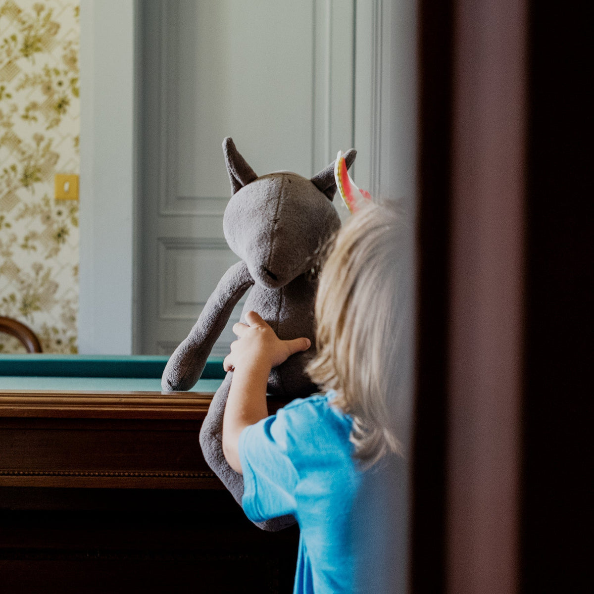 Stuffed wolf plush Piotr, taupe, wearing pullover